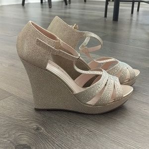 NWOT Gold sparkly platform wedges